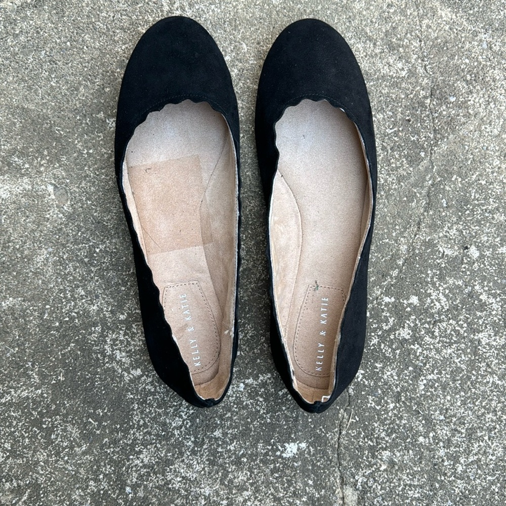 Kelly & Katie Weslyn 8M Black scalloped shoes
